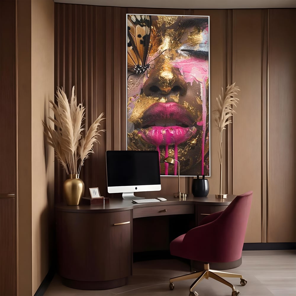 Tablou canvas cu tablou canvas cu portret artistic de femeie, in rama de aluminiu argintiu, pe perete intr-un birou